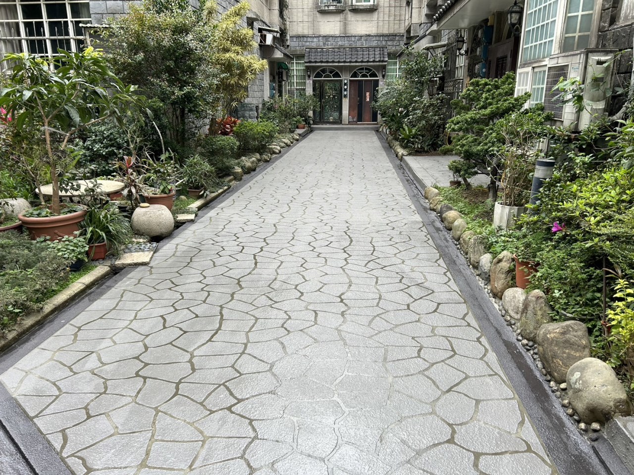 舊地翻新拉皮,紙模地坪,噴花地坪,紙模藝術地坪.彩色耐磨地坪,3D彩繪地坪,意象圖騰地坪,混凝土壓花地坪,混凝土紙模地坪,金鋼沙耐磨地坪
