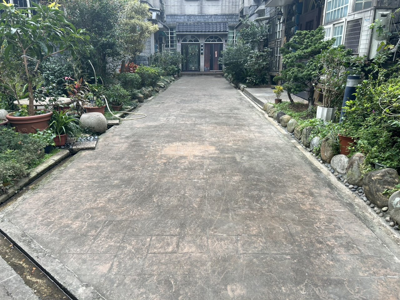 舊地翻新拉皮,紙模地坪,噴花地坪,紙模藝術地坪.彩色耐磨地坪,3D彩繪地坪,意象圖騰地坪,混凝土壓花地坪,混凝土紙模地坪,金鋼沙耐磨地坪